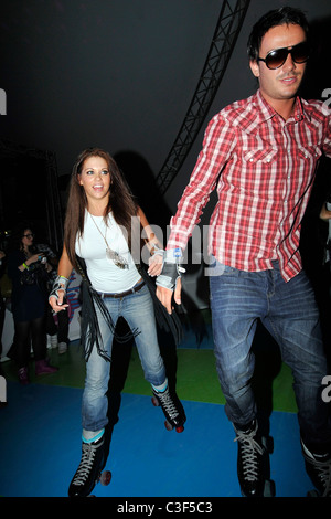 Bianca Gascoigne und Jack Tweed Nokia Skate allmächtigen - Roller Disco Launch-Party im Töpfersacker statt. London, England- Stockfoto