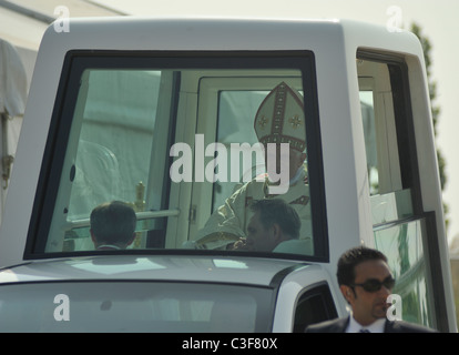 Ankunft in San Giuliano von Papst Benedict XVI an Bord seines Autos Stockfoto