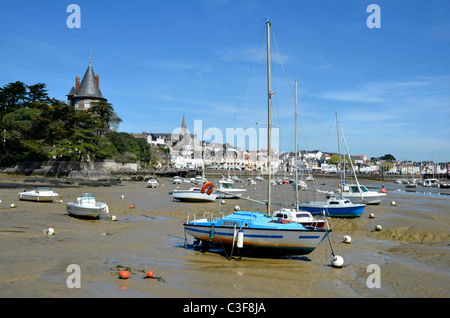 Hafen von Pornic bei Ebbe in der Region Pays De La Loire in Westfrankreich Stockfoto