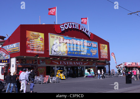 Eingang zum Pier Süd auf der Promenade in Blackpool, Lancashire, England. Stockfoto