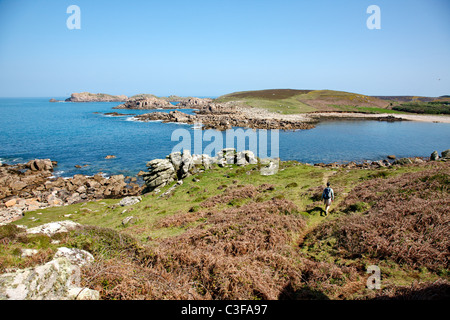 Walker an der Küste von Bryher in die Isles of Scilly nähert sich Popplestone Bay mit der wilden Nordküste und Hölle Bucht vor Stockfoto