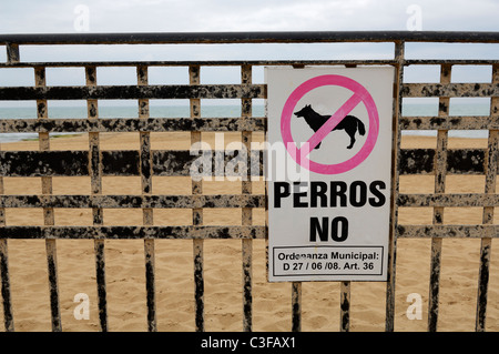 Keine Hunde Schild an Geländern an einem spanischen Strand. La Mata, Torrevieja, Alicante, Spanien. Stockfoto