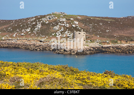 Cromwells Burg auf Tresco von Shipman Kopf unten Bryher Blick über neue Grimsby Hafen King Charles Castle auf dem Hügel Stockfoto