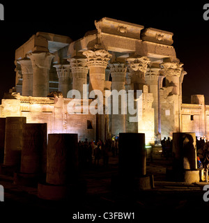 Tempel von Sobek und Haroeis in Kom Ombo, Ufer des Flusses Nil, Ägypten, Nordafrika. Stockfoto