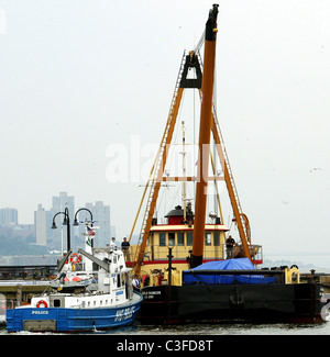 Recovery-Teams haben das Wrack von einem Hubschrauber aus dem Hudson River nach Samstag tödlichen Zusammenstoß gezogen. Stockfoto