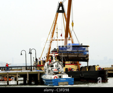 Recovery-Teams haben das Wrack von einem Hubschrauber aus dem Hudson River nach Samstag tödlichen Zusammenstoß gezogen. Stockfoto