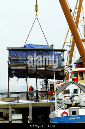 Recovery-Teams haben das Wrack von einem Hubschrauber aus dem Hudson River nach Samstag tödlichen Zusammenstoß gezogen. Stockfoto