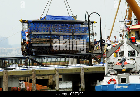 Recovery-Teams haben das Wrack von einem Hubschrauber aus dem Hudson River nach Samstag tödlichen Zusammenstoß gezogen. Stockfoto