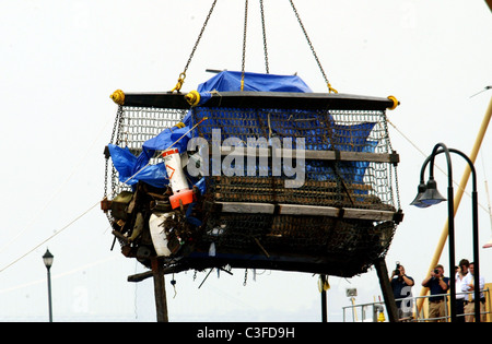 Recovery-Teams haben das Wrack von einem Hubschrauber aus dem Hudson River nach Samstag tödlichen Zusammenstoß gezogen. Stockfoto