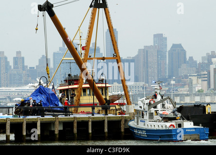 Recovery-Teams haben das Wrack von einem Hubschrauber aus dem Hudson River nach Samstag tödlichen Zusammenstoß gezogen. Stockfoto