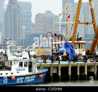 Recovery-Teams haben das Wrack von einem Hubschrauber aus dem Hudson River nach Samstag tödlichen Zusammenstoß gezogen. Stockfoto