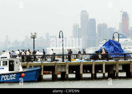 Recovery-Teams haben das Wrack von einem Hubschrauber aus dem Hudson River nach Samstag tödlichen Zusammenstoß gezogen. Stockfoto