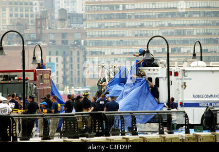 Recovery-Teams haben das Wrack von einem Hubschrauber aus dem Hudson River nach Samstag tödlichen Zusammenstoß gezogen. Stockfoto