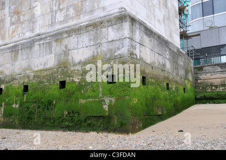 Fluss Themse Ebbe Themse Vorland Strand Kieselsteine sand Stockfoto