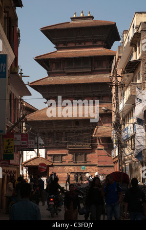 Basantapur Turm gesehen am Ende des Jhochhe oder Jhochhen Tole, "Freak Street", Kathmandu, vor dem Erdbeben April 2015 Stockfoto