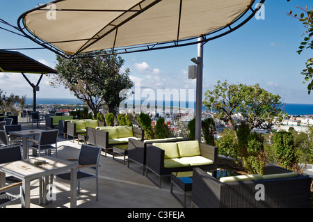 Das moderne Design des Restaurants und der Bar Muse hoch über Paphos in der Altstadt Stockfoto