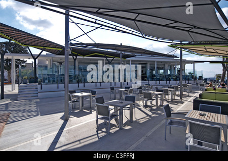 Das moderne Design des Restaurants und der Bar Muse hoch über Paphos in der Altstadt Stockfoto