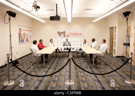 Präsident Barack Obama besucht ein Round-Table-Gespräch mit Anbietern von Gesundheitsleistungen im Kinder Krankenhaus Washington DC, USA- Stockfoto