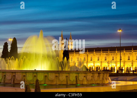 Hieronymus-Kloster und Brunnen in Imperial Plaza, Belem, Lissabon, Portugal Stockfoto