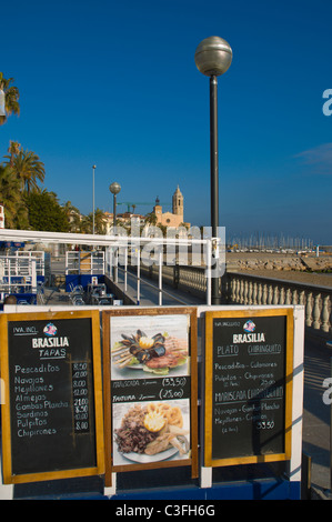 Tapas und Mahlzeit bietet am Strand Platja De La Ribera Sitges Catalunya Spanien Europa Stockfoto