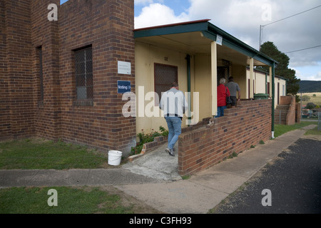 Wähler in einem Wahllokal für 2011 New South Wales state Wahlen, Australien Stockfoto