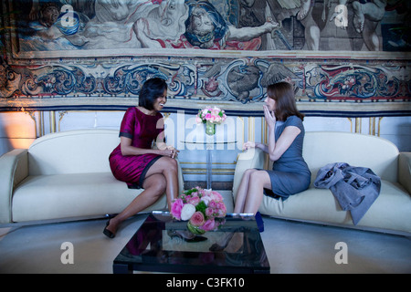 First Lady Michelle Obama trifft sich mit Carla Bruni-Sarkozy, Frau des französischen Präsidenten Sarkozy im Palais Rohan (Rohan-Palast) Stockfoto