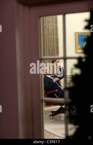 Präsident Barack Obama spielt mit einem Fußball im Oval Office Washington DC, USA - 23.04.09 weiße Haus Beamter Stockfoto