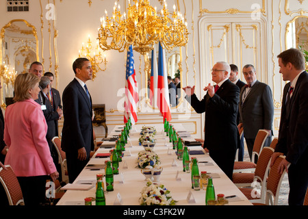 Präsident Barack Obama wird bei einem gemeinsamen bilateralen Treffen mit Präsident Vaclav Klaus und Ministerpräsident Mirek Topolanek bei gesehen. Stockfoto