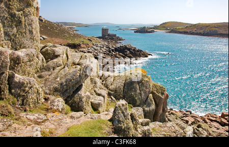 Blick vom Gimble Punkt auf Tresco Cromwell Schloss über die Meerenge nach Bryher in die Isles of Scilly Stockfoto