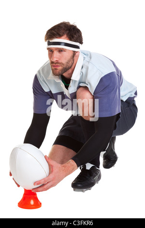 Foto von einem Rugby-Spieler platzieren den Ball auf eine munter Abschlag, auf einem weißen Hintergrund ausschneiden. Stockfoto