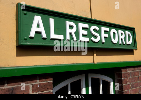 Bahnhof-Schild am Bahnhof Alresford, New Alresford, Hampshire, England, UK Stockfoto