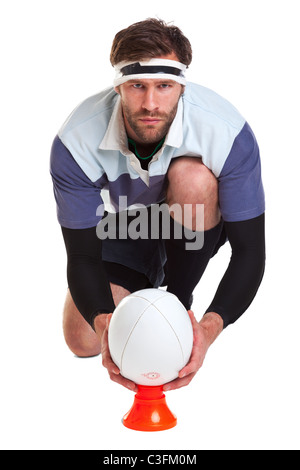 Foto von einem Rugby-Spieler platzieren den Ball auf eine munter Abschlag, auf einem weißen Hintergrund ausschneiden. Stockfoto