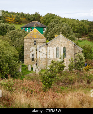 All Saints Church auf der Insel Bryher Isles of Scilly Unterstände hinter Timmys Hügel. Ein typisch grünen Holzhaus hinaus. Stockfoto