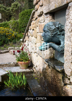 Bronzene Nixe Brunnen und Pool in Tresco Abtei Gärten auf den Scilly-Inseln Stockfoto