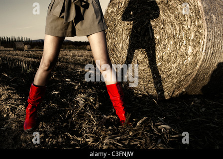 Mädchen im roten Wellington Stiefel im Feld Stockfoto