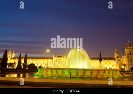 Hieronymus-Kloster und Brunnen in Imperial Plaza, Belem, Lissabon, Portugal Stockfoto