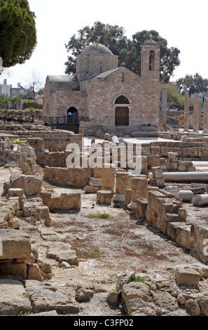 Die Kirche von Agia Kyriaki und den römischen und byzantinischen Ruinen der Basilika Stockfoto