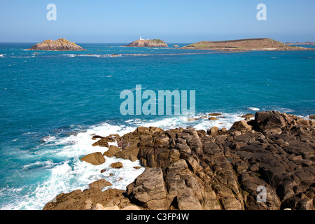 Blick vom Norden Küste von Tresco in die Isles of Scilly bis zum Leuchtturm auf Round Island und Tean Stockfoto