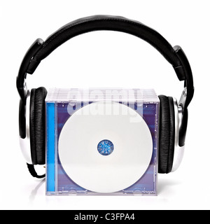 Kopfhörer mit Stapel von CDs Stockfoto