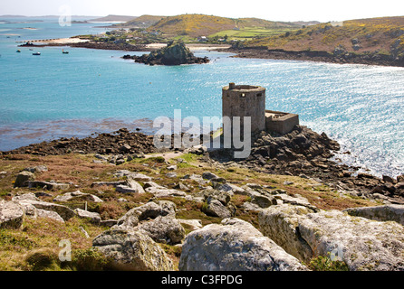 Blick vom Schloss hinunter von Cromwells Burg auf Tresco mit der Insel Bryher darüber hinaus in die Isles of Scilly Stockfoto