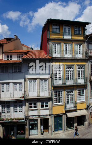 Straßenszene mit traditionellen Gebäuden in Guimaraes, Portugal Stockfoto