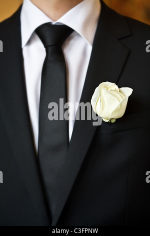 Weiße Rose auf dem Anzug des Bräutigams Stockfoto