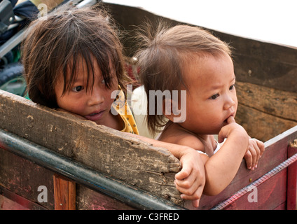 Zwei junge kambodschanische Mädchen in einem Wagen Radikalfänger, Siem reap, Kambodscha Stockfoto