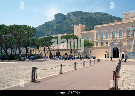 Der Prinz Palast von Monaco, die offizielle Residenz des Fürsten von Monaco, auf The Rock in der alten Stadt von Monaco gelegen. Stockfoto
