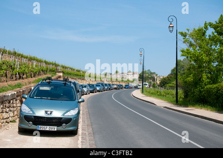 Die Straße führt an der malerischen Saint Emilion, Gironde Aquitaine South West Frankreich EU Stockfoto