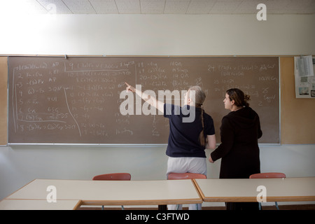 Lehrer, Schüler im Klassenzimmer Arithmetik zu erklären Stockfoto