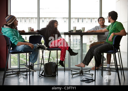 Freunde im Café hängen Stockfoto