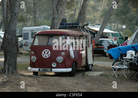 Angeschlagenen alten Volkswagen-Split-Screen-Wohnmobil im Campingplatz in Agay an der Süd Küste von Frankreich. Stockfoto