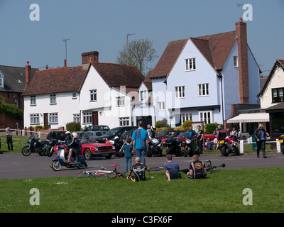 Das Fox Inn vor dem Teich im Dorf Finchingfield, Essex, UK Stockfoto