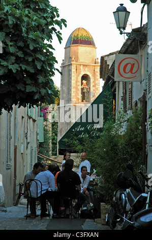 Menschen Essen in einem Backstreet-Restaurant in St. Tropez, Südfrankreich. Stockfoto